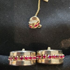 Elegant Gold and Red Cuff   Links Tie Holder Jewelry Set. Lord Coventry